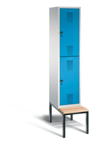 C+P Armoire vestiaire à deux niveaux Evolo gris clair avec banc intégré + 1x2 compartiments, largeur de compartiment 400 mm