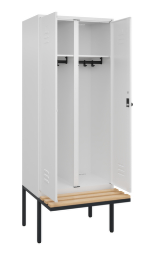 C+P Armoire vestiaire avec banc Classic Plus pour une séparation en noir et blanc, largeur de compartiment 400 mm  L