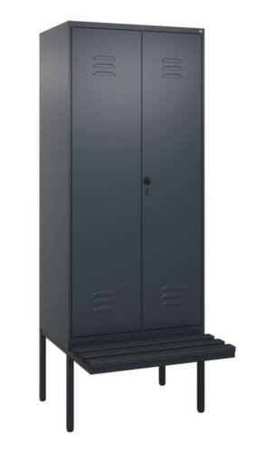 C+P Armoire vestiaire avec banc Classic Plus pour une séparation en noir et blanc, largeur de compartiment 400 mm