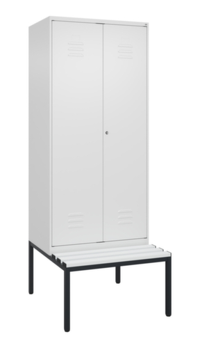 C+P Armoire vestiaire avec banc Classic Plus pour une séparation en noir et blanc, largeur de compartiment 400 mm