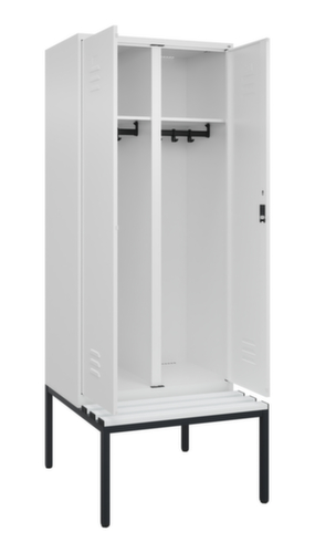 C+P Armoire vestiaire avec banc Classic Plus pour une séparation en noir et blanc, largeur de compartiment 400 mm  L