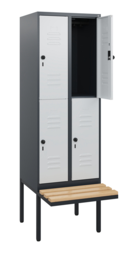 C+P Armoire vestiaire à deux niveaux Classic Plus avec banc, largeur de compartiment 300 mm  L