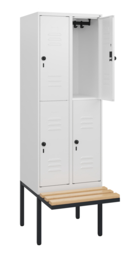 C+P Armoire vestiaire à deux niveaux Classic Plus avec banc, largeur de compartiment 300 mm  L