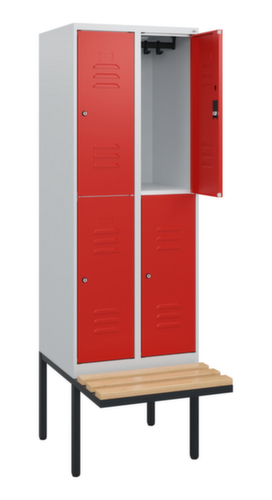 C+P Armoire vestiaire à deux niveaux Classic Plus avec banc, largeur de compartiment 300 mm  L