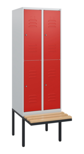 C+P Armoire vestiaire à deux niveaux Classic Plus avec banc, largeur de compartiment 300 mm