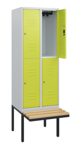 C+P Armoire vestiaire à deux niveaux Classic Plus avec banc, largeur de compartiment 300 mm  L