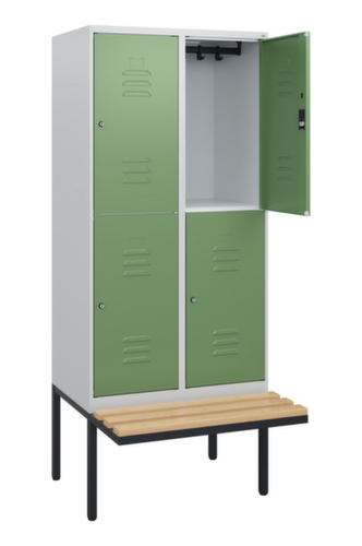 C+P Armoire vestiaire à deux niveaux Classic Plus avec banc, largeur de compartiment 400 mm  L