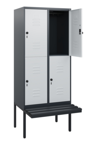 C+P Armoire vestiaire à deux niveaux Classic Plus avec banc, largeur de compartiment 400 mm  L