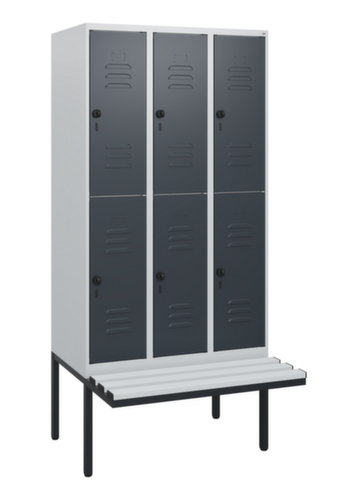 C+P Armoire vestiaire à deux niveaux Classic Plus avec banc, largeur de compartiment 300 mm