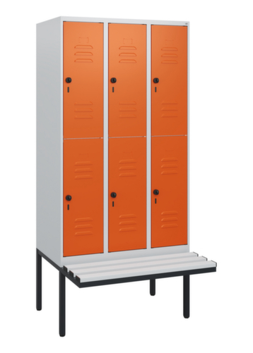 C+P Armoire vestiaire à deux niveaux Classic Plus avec banc, largeur de compartiment 300 mm