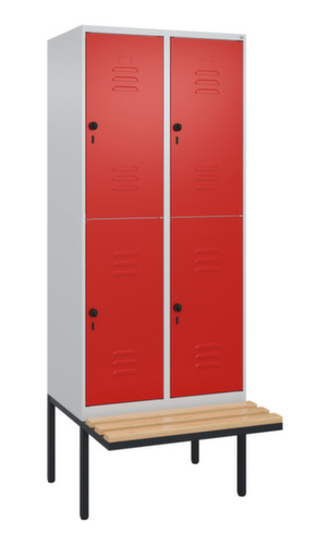 C+P Armoire vestiaire à deux niveaux Classic Plus avec banc, largeur de compartiment 400 mm