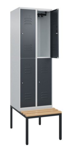 C+P Armoire vestiaire à deux niveaux Classic Plus avec banc, largeur de compartiment 300 mm  L