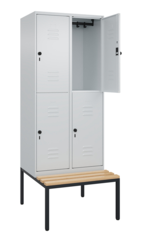 C+P Armoire vestiaire à deux niveaux Classic Plus avec banc, largeur de compartiment 400 mm  L