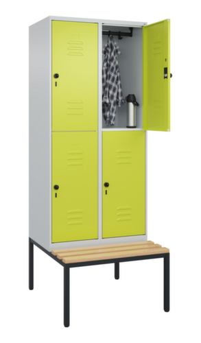 C+P Armoire vestiaire à deux niveaux Classic Plus avec banc, largeur de compartiment 400 mm  L