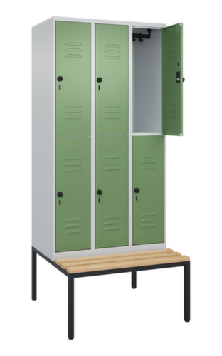 C+P Armoire vestiaire à deux niveaux Classic Plus avec banc, largeur de compartiment 300 mm  L