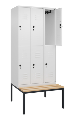 C+P Armoire vestiaire à deux niveaux Classic Plus avec banc, largeur de compartiment 300 mm  L