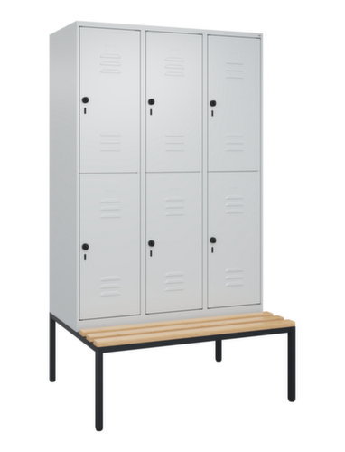 C+P Armoire vestiaire à deux niveaux Classic Plus avec banc, largeur de compartiment 400 mm