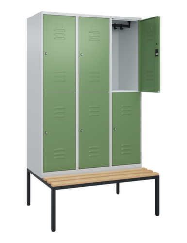 C+P Armoire vestiaire à deux niveaux Classic Plus avec banc, largeur de compartiment 400 mm  L